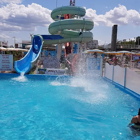 Riccione Sul Mare Con Servizio Spiaggia E Aquapark Riccione