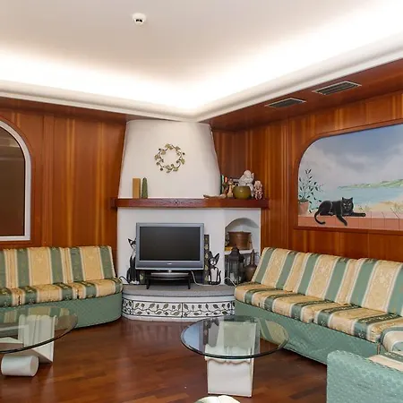 Trevi Riccione, In Centro Sul Mare Con Cucina Hotell Riccione