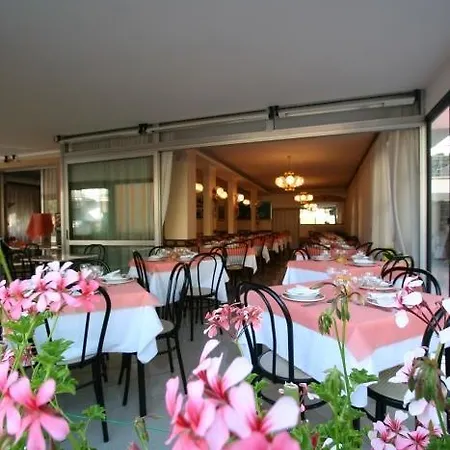 Santa Cecilia Hotel *