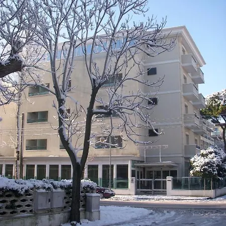 Moresco - Piscina Village ホテル 2*