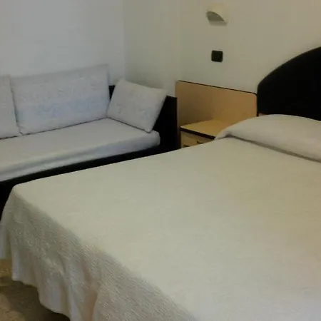 Trocadero Hotel 2*