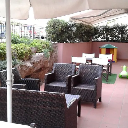 Hotell Trevi Riccione, In Centro Sul Mare Con Cucina