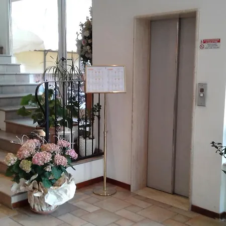 Hotell Trevi Riccione, In Centro Sul Mare Con Cucina