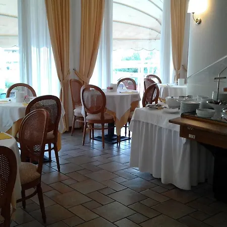 Trevi Riccione, In Centro Sul Mare Con Cucina Riccione