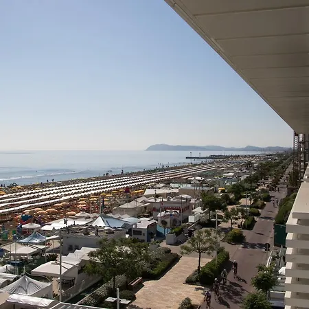 Club Hotel 3*