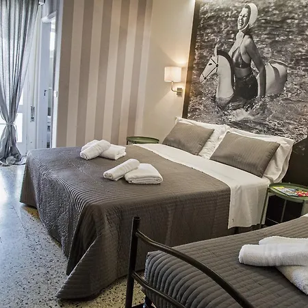 Hollywood Hotel 2*