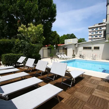 호텔 Marzia Con Piscina 3*
