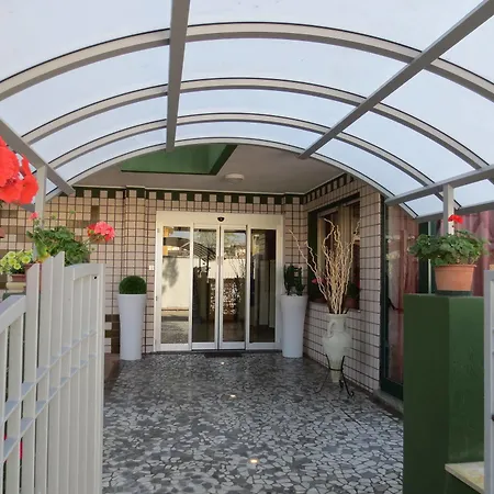 Etna - Nuova Gestione Romagnola & Parcheggio 3* Riccione