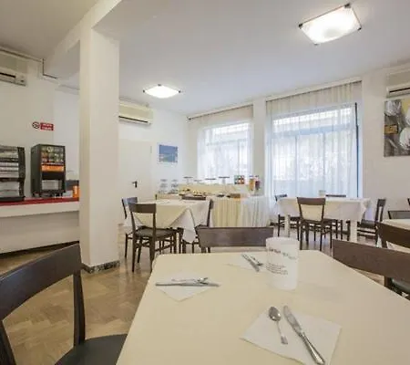 Hollywood Hotel 2*