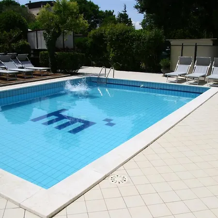 호텔 Marzia Con Piscina 리치오네