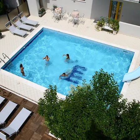 Marzia Con Piscina 호텔 3*