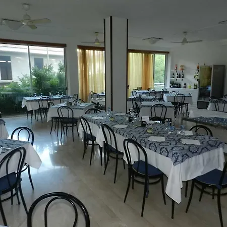 De Paris Hotel 2*