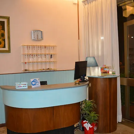 Urania Hotel *