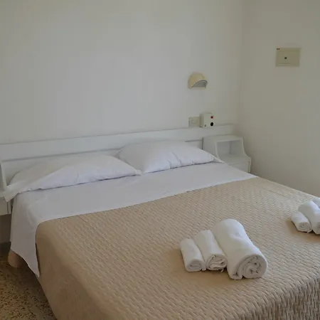 Urania Hotel *