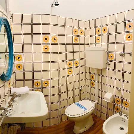 Urania Hotel *
