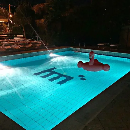 Marzia Con Piscina 호텔 3*