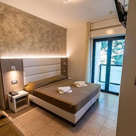 Monica Hotel 2*