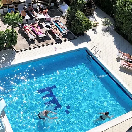 Marzia Con Piscina Hotel 3*