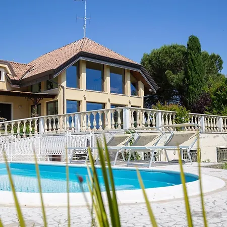 Porzione Di Con Piscina,giardino E Parcheggi * Riccione