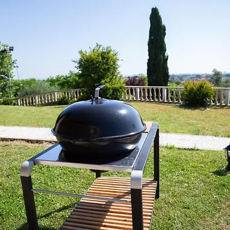 Porzione Di Con Piscina,giardino E Parcheggi