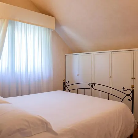 Villa Porzione Di Con Piscina,giardino E Parcheggi *