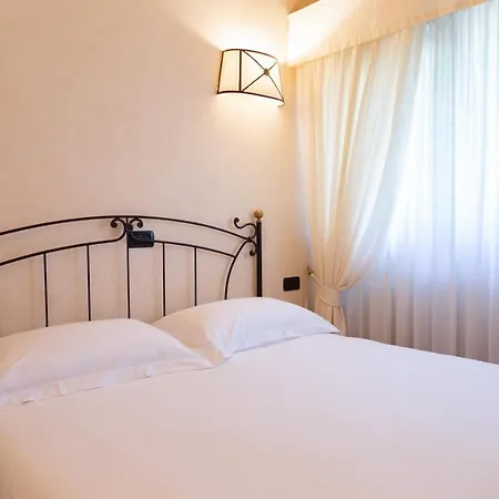 Porzione Di Con Piscina,giardino E Parcheggi Villa *