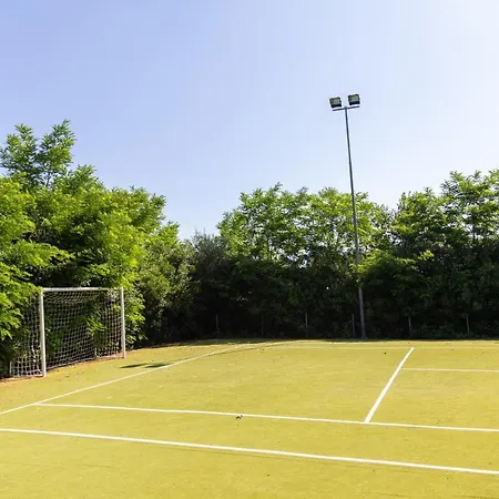 Porzione Di Con Piscina,giardino E Parcheggi