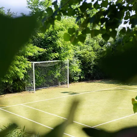 Porzione Di Con Piscina,giardino E Parcheggi *