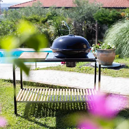 Villa Porzione Di Con Piscina,giardino E Parcheggi *