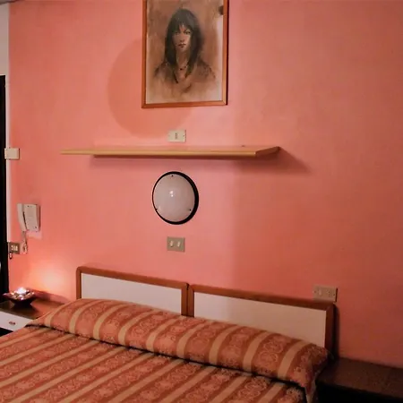 Midi Hotel *