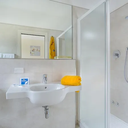 Otel Milano Helvetia - In Centro Con Piscina Riccione