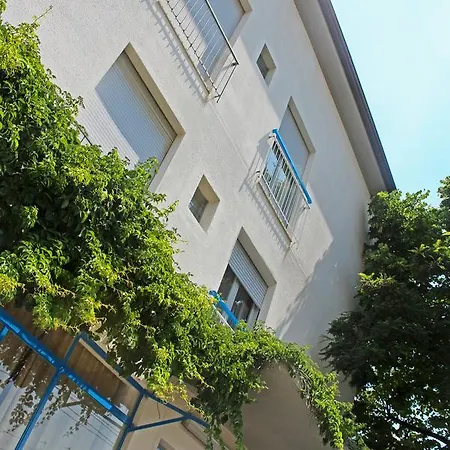 Montefiore Hotel *